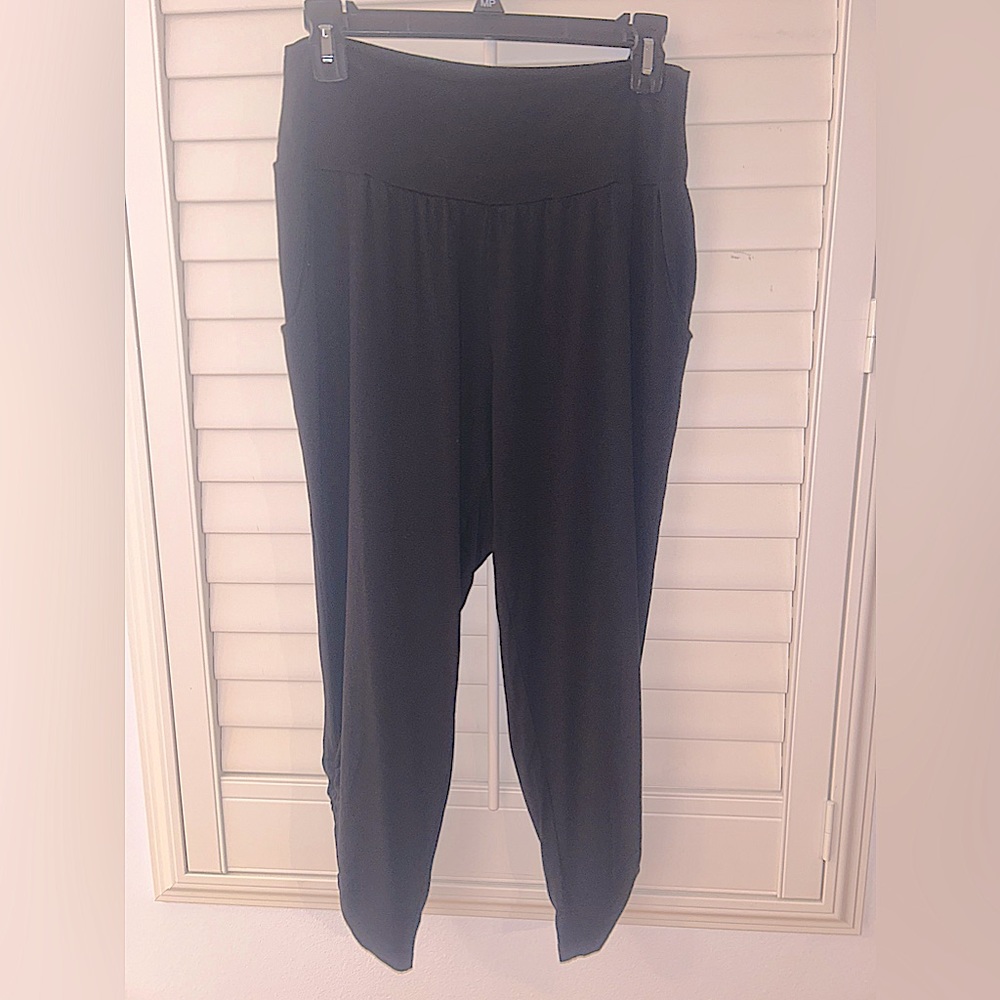 Woman’s fashion capri black pants